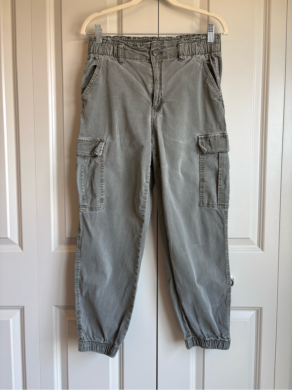 American Eagle Olive Green Cargo Joggers Weekend Style Relaxed size 10 short